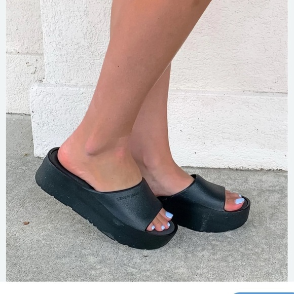 Sleek Black Platform Shoes with Chunky Sole - Picture 1 of 2